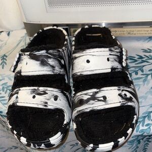 Women’s Black and White Crocs Sandler whisper in them only worn around the house